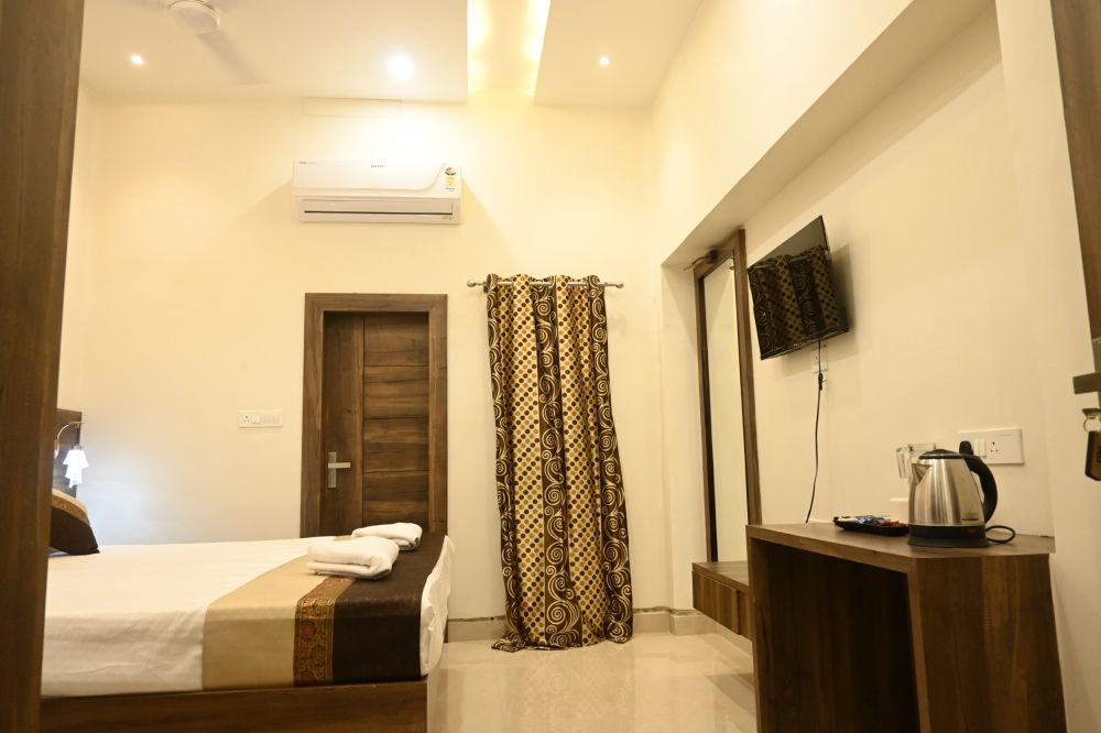 Manan  AC 102 || Manan Homestay